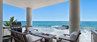 "Unrivaled Luxury at Premier Beachfront Getaway: Private Beach Access"