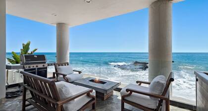 "Unrivaled Luxury at Premier Beachfront Getaway: Private Beach Access"