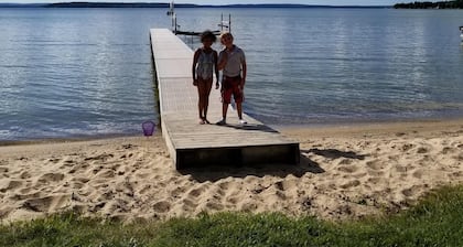 Puestas de sol magníficas del lago Burt y playa arenosa