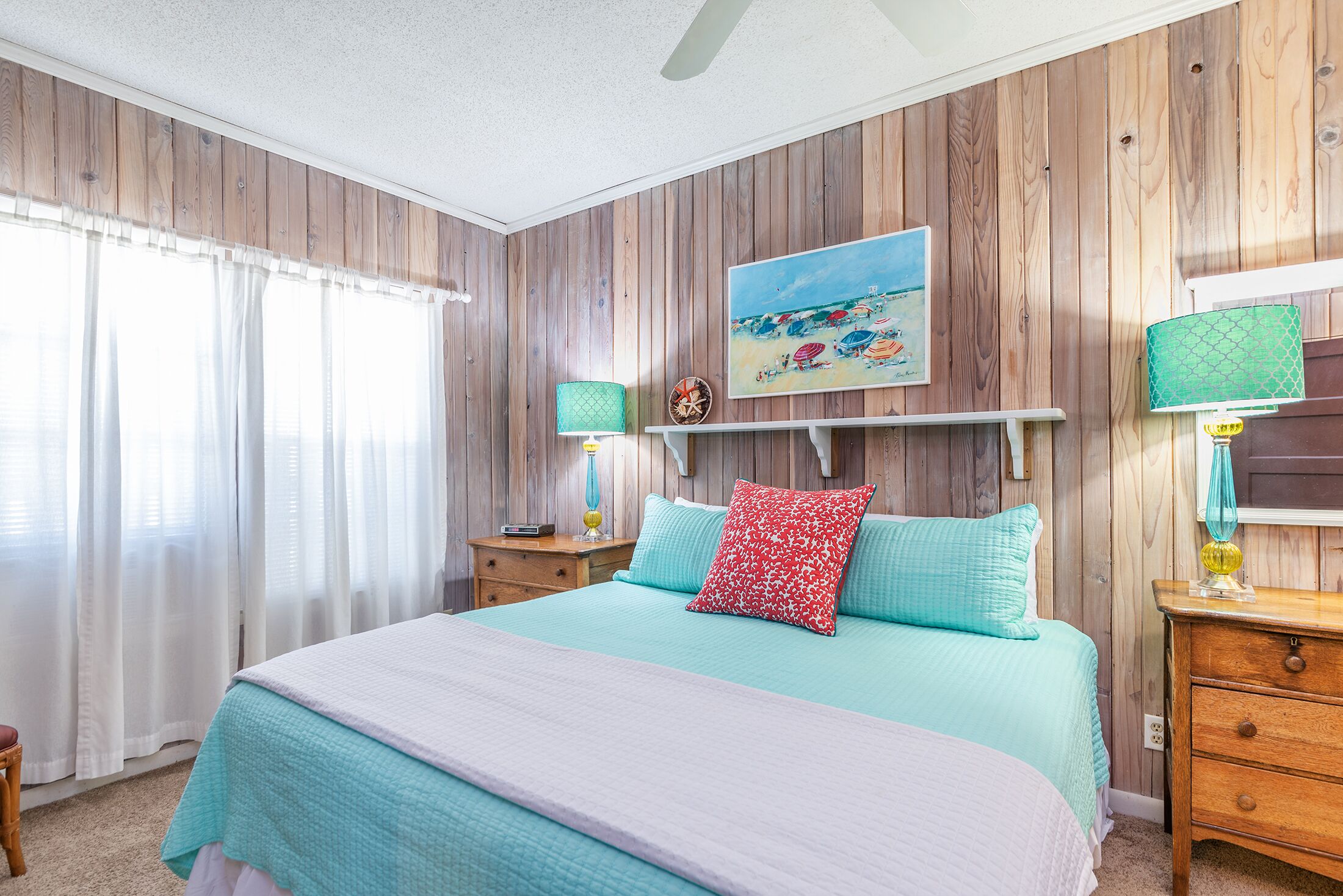 4 bedrooms, iron/ironing board, free Internet, bed sheets