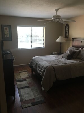 3 bedrooms, desk, iron/ironing board, free WiFi - Walk to Kierland Commons – North Scottsdale’s Best Location! (Scottsdale)