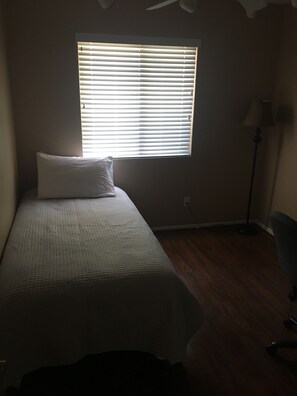 3 habitaciones, escritorio, tabla de planchar con plancha y wifi gratis