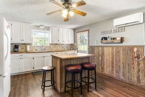 Fridge, microwave, oven, stovetop - Hidden Maples Hideaway (Medina)