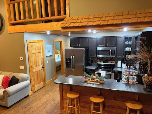  Cabin with amazing views & fully stocked pond for fishing minutes from Patoka