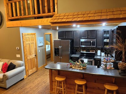  Cabin with amazing views & fully stocked pond for fishing minutes from Patoka