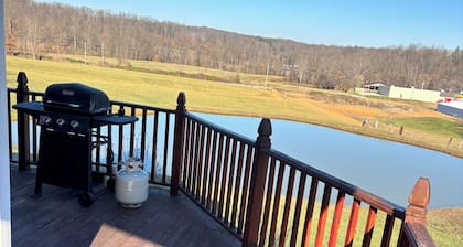 Cabin with amazing views & fully stocked pond for fishing minutes from Patoka