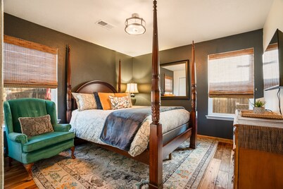 IDEALLY LOCATED!! Old Town to Uptown! Comfortable! Close to Parks & Bike Trails!