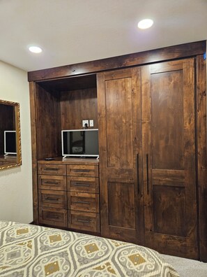 2 habitaciones, escritorio, tabla de planchar con plancha y wifi gratis