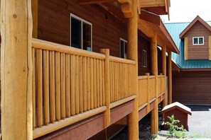 Exterior detail - Lakefront, 5 Bedroom "Aspen" Lodge on Otter Lake (Tulameen)