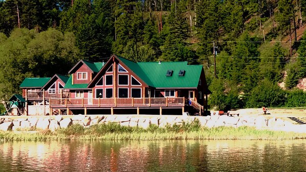 Exterior - Lakefront, 5 Bedroom "Aspen" Lodge on Otter Lake (Tulameen)