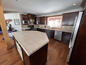 Fridge, microwave, oven, stovetop - Lakefront, 5 Bedroom "Aspen" Lodge on Otter Lake  (Tulameen)