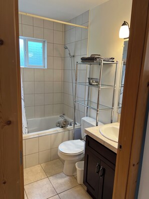 Combined shower/tub, hair dryer, towels, soap - Lakefront, 5 Bedroom "Aspen" Lodge on Otter Lake (Tulameen)