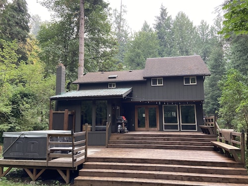 Salmon River Cabin - Private, Hot Tub, Huge Deck/Yard, Outdoor Shower, Fire Pit