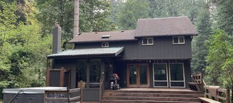 Salmon River Cabin - Private, Hot Tub, Huge Deck/Yard, Outdoor Shower, Fire Pit