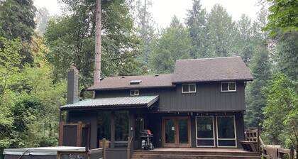 Salmon River Cabin - Private, Hot Tub, Huge Deck/Yard, Outdoor Shower, Fire Pit