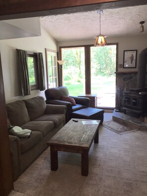 Smart-TV, peis, bøker og musikkbibliotek