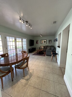 Interior - Best Location w/ Fenced Yard & Private Pool (Sarasota)