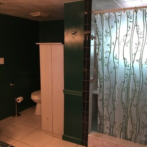 Hair dryer, towels, soap, shampoo - ConchKeyLanding
https://www.conchkeylandingflkeys.com/ (Marathon)