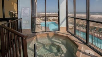 室内游泳池,室外游泳池