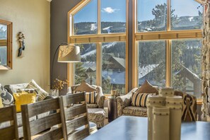 TV, fireplace, DVD player, stereo - 4BR + Loft/4BA Top Floor Condo in Keystone Ski Area--10 Beds (Keystone)