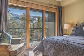 4 bedrooms, iron/ironing board, WiFi, bed sheets - 4BR + Loft/4BA Top Floor Condo in Keystone Ski Area--10 Beds (Keystone)