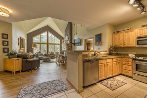 Fridge, microwave, oven, stovetop - 4BR + Loft/4BA Top Floor Condo in Keystone Ski Area--10 Beds (Keystone)