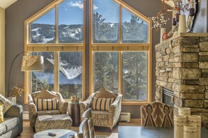 TV, fireplace, DVD player, stereo - 4BR + Loft/4BA Top Floor Condo in Keystone Ski Area--10 Beds (Keystone)