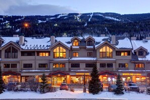 Ein Hotel mit mehreren Gastronomieangeboten, darunter ein Café und eine Sportsbar & Grill.