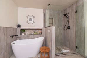 Ensemble douche/baignoire, sèche-cheveux, serviettes fournies, savon