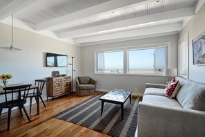 Smart TV, books - Relax and Enjoy an Oceanfront Getaway at La Paz (Stinson Beach)