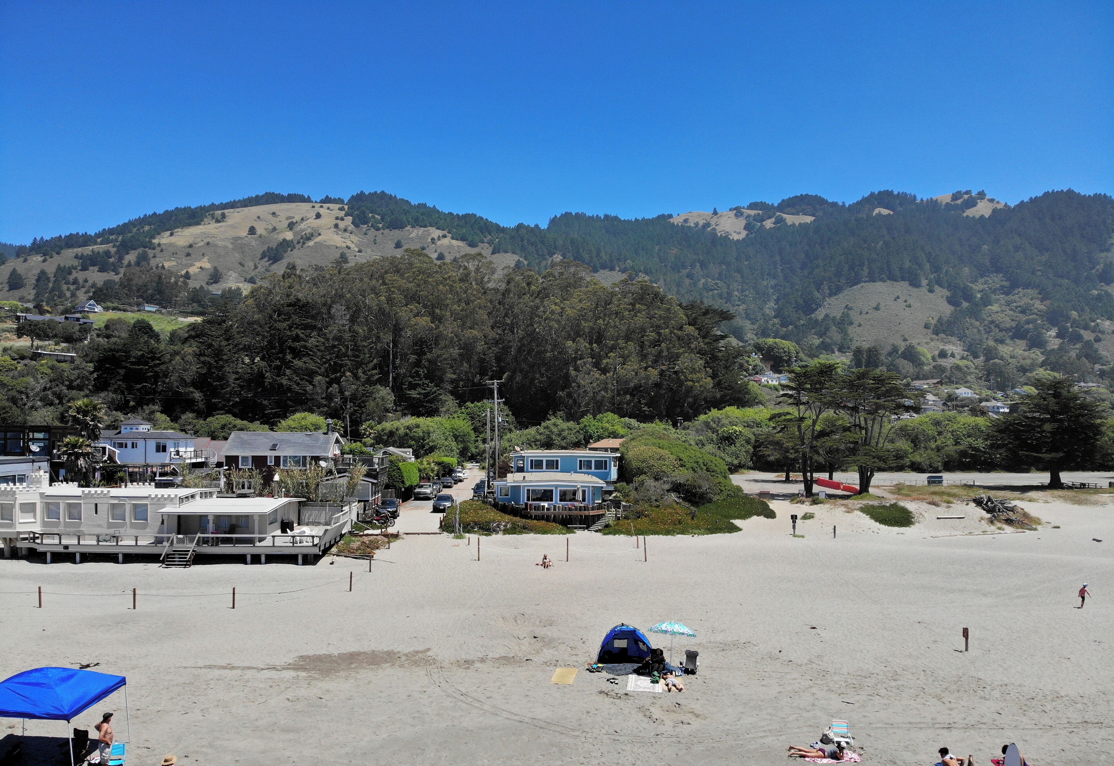 ビーチ、サンラウンジャー