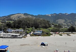 On the beach, sun loungers - Relax and Enjoy an Oceanfront Getaway at La Paz (Stinson Beach)