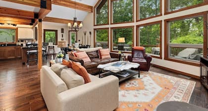 Wintergreen Retreat - bespoke luxury post & beam home on Devils Knob loop