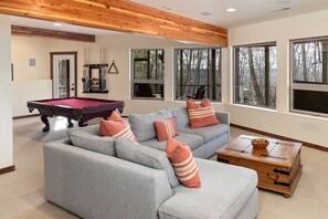 Una Smart TV, una chimenea, videojuegos, un reproductor de DVD