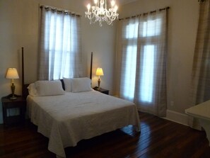4 bedrooms, iron/ironing board, WiFi, bed sheets - NEAR FRENCH QUARTER, 4 or 8 King beds, Sleeps 8 - 16 - safest area (Arabi)