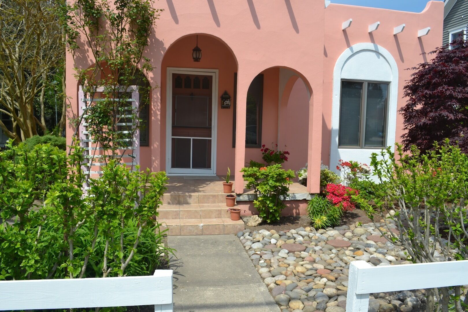 2 Blocks To The Beach, 2 To Downtown! Everything You Need In Walking Distance.