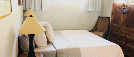 2 chambres, fer et planche à repasser, lit de bébé portatif