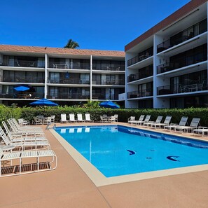 Outdoor pool - Beautiful South Kihei Condo Across from Kam III Beach w/ Ocean View Lanai (Kihei)