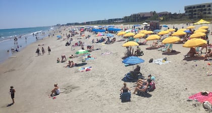 Cocoa Beachin omakotitalo! Vuodepaikkoja 8-12, Yksityinen lämmitetty uima-allas, portaat rannalle