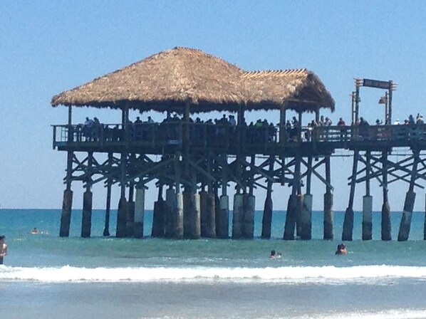 On the beach - 200 Yards to Cocoa Beach! Sleeps 8 adults, 3 kids, Private Heated Pool (Cocoa Beach)