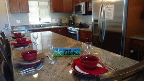 Kjøleskap, mikrobølgeovn, kokeplater og oppvaskmaskin