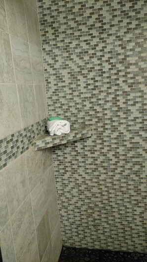 Combined shower/tub, jetted tub, hair dryer, towels -  Beautiful Condo with High End Amenities Throughout & A/C in ALL Rooms (Kihei)