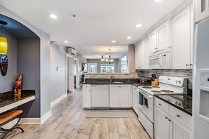 Geladeira, micro-ondas, fogão, cooktop