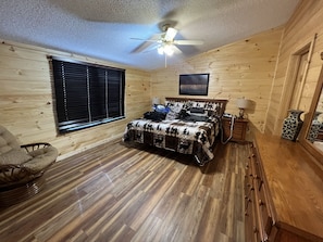 4 bedrooms, iron/ironing board, free WiFi, bed sheets