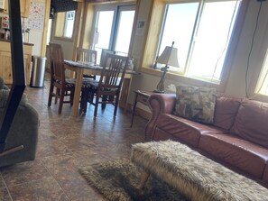 TV, peis, bøker og filmbibliotek