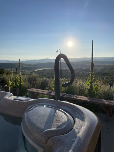 Far from crowds, dog friendly, spa amenities, on a remote 80 acre mountain top