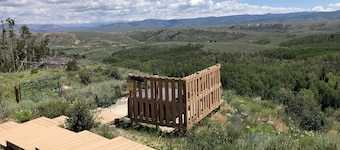 Far from crowds, dog friendly, spa amenities, on a remote 80 acre mountain top