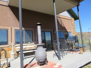 Outdoor dining - Far from crowds, dog friendly, spa amenities, on a remote 80 acre mountain top (Parshall)