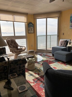 Televisión, chimenea y reproductor de DVD 