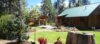 Red Blanket Cabin Near Crater Lake National Park